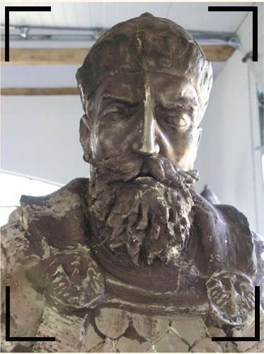 Mikołaj Powała - figura z brązu