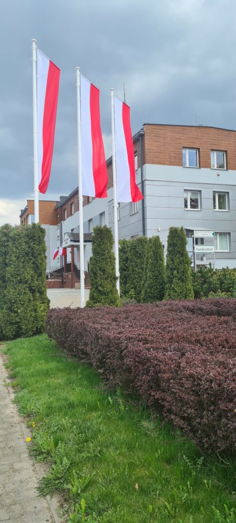 Flagi przed budynkiem Urzędu Gminy w Zakrzewie