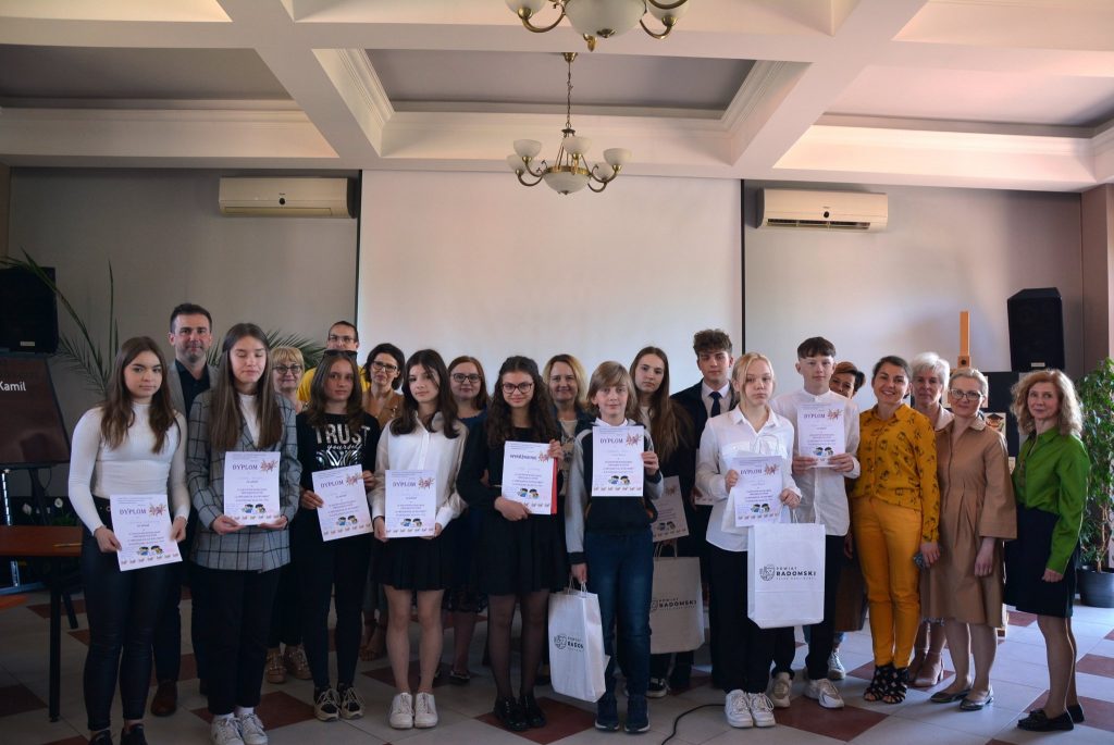 Uczestnicy oraz jury Finału Gminnego Konkursu Ortograficznego dla klas 7-8