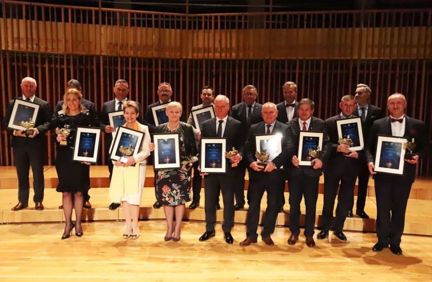 Zdjęcie z uroczystej gali, na którym widać wszystkich nagrodzonych laureatów nagrody Lider Regionu 2022. Nagrodzeni trzymają w pamiątkowy list gratulacyjny oraz statuetkę