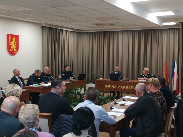 Na zdjęciu przedstawiciele Komendy Policji z Radomia oraz Komisariatu Policji w Zakrzewie podczas debaty odnośnie bezpieczeństwa w gminie Zakrzew.