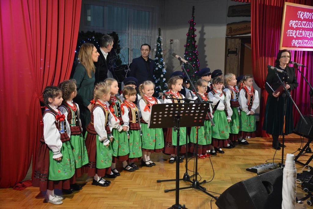 Na zdjęciu zespół ludowy „Małe Zakrzewiaki”, dzieci są ubrane w tradycyjny strój ludowy.