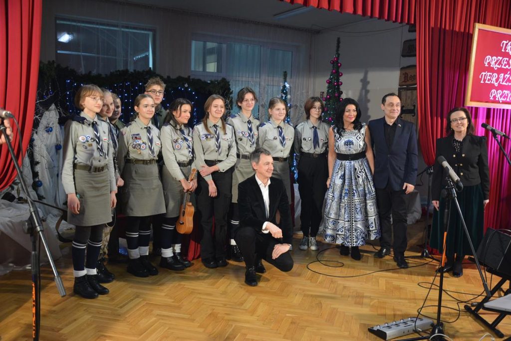 Na zdjęciu widać harcerzy z PSP w Zakrzewie. Po środku Maciej Miecznikowski, po prawej stronie Anna Drela, Robert Grudzień oraz Alicja Węgorzewska.