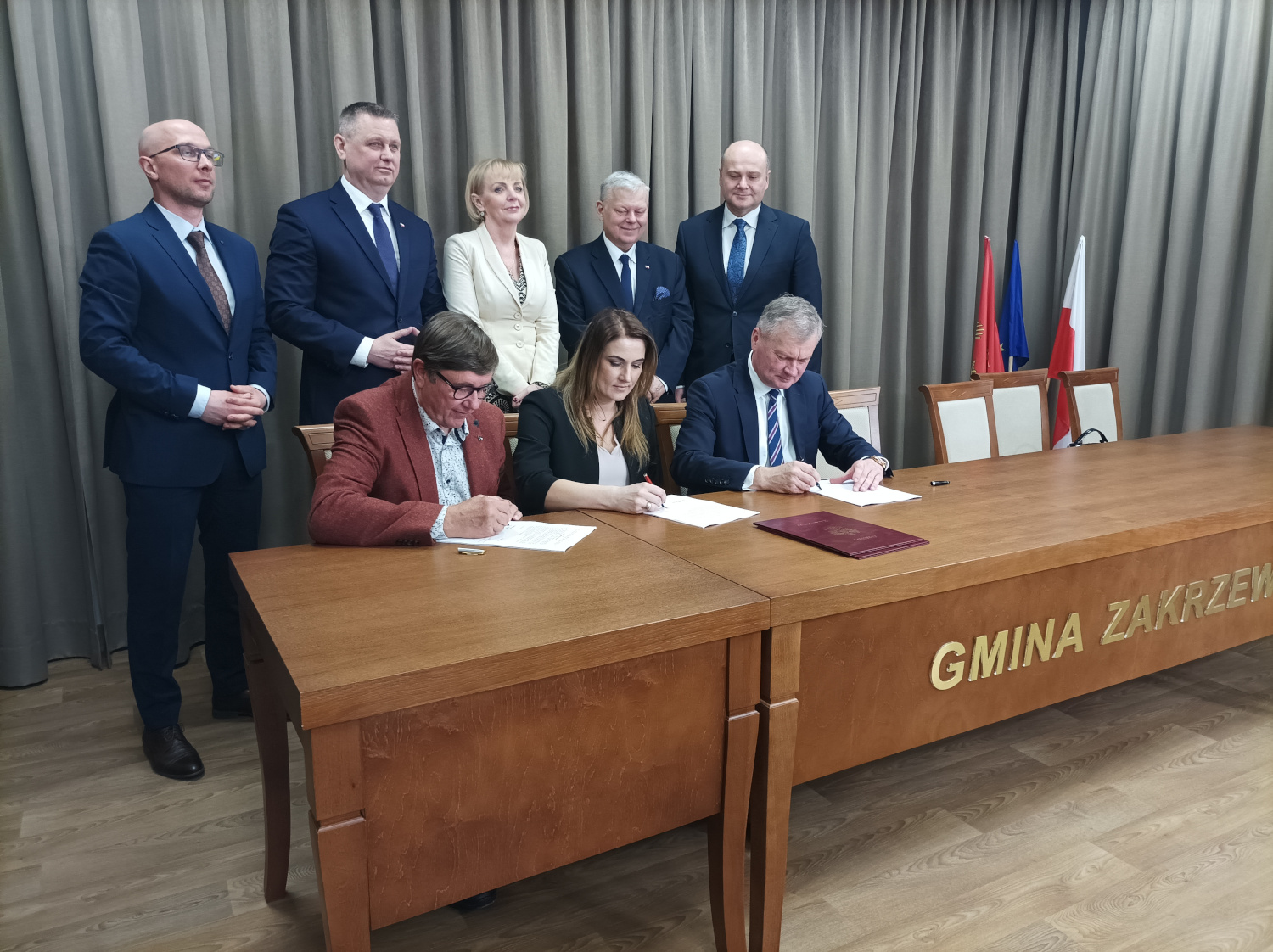 Podpisanie umowy na budowę stacji uzdatniania wody - podpisy składają Wójt oraz p. Skarbnik Gminy Zakrzew oraz przedstawiciel firmy Aqua Seen
