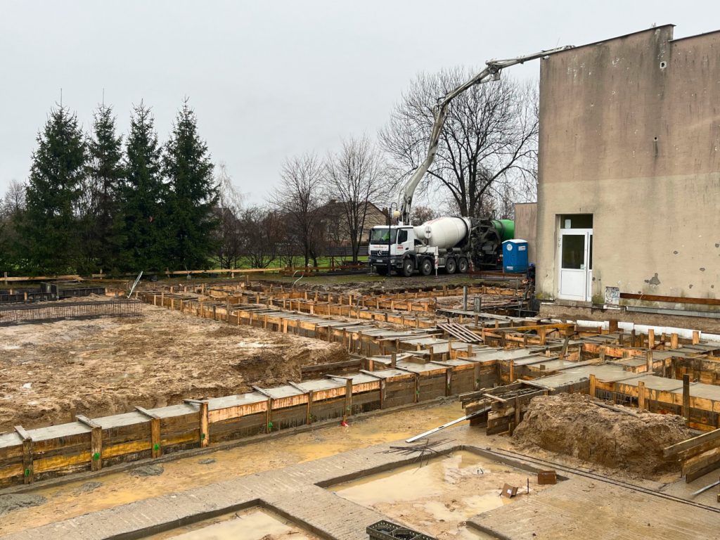 Na zdjęciu betoniarka podczas wylewania fundamentów pod salę gimnastyczną