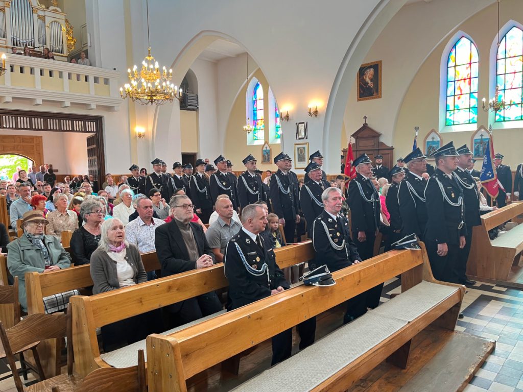 Druhny i Druhowie oraz mieszkańcy z terenu Gminy Zakrzew podczas mszy świętej w kościele N.M.P. Wniebowziętej w Jarosławicach