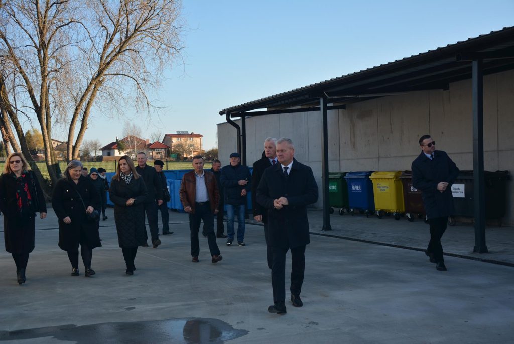 Grupa osób oglądających zaplecze PSZOKu.