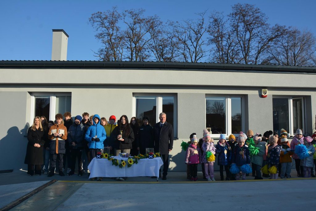 Grupa dzieci na czele z Wójtem Gminy.