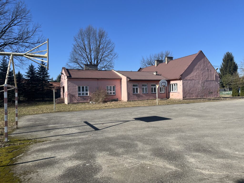 Budynek po szkole w Janiszewie.