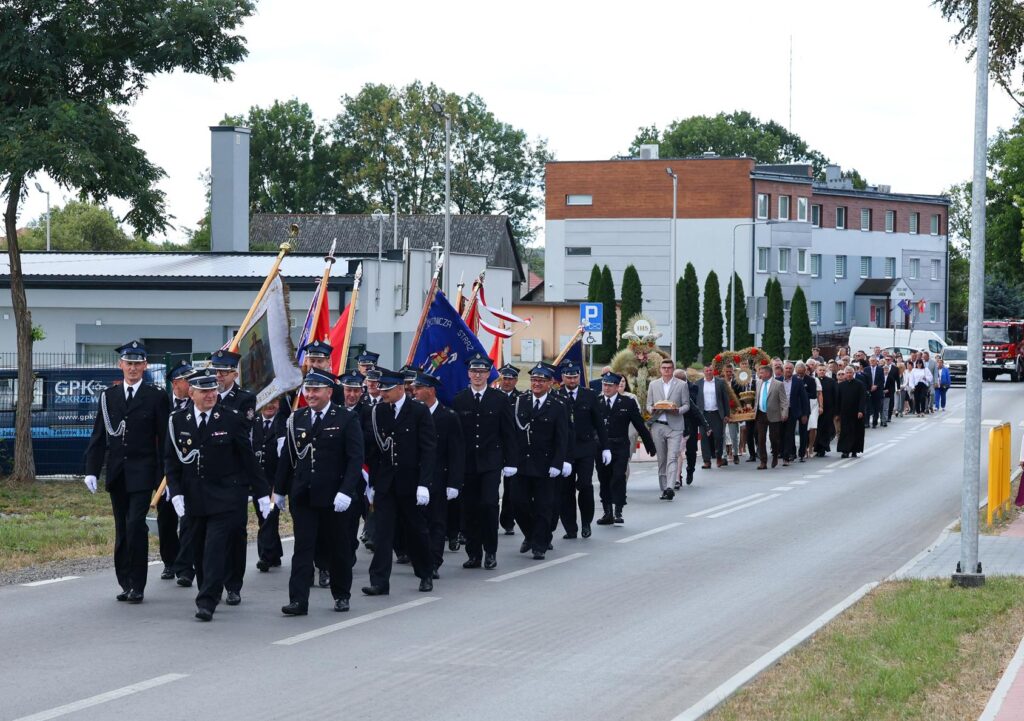 Korowód dożynkowy- na pierwszym planie widać strażaków.