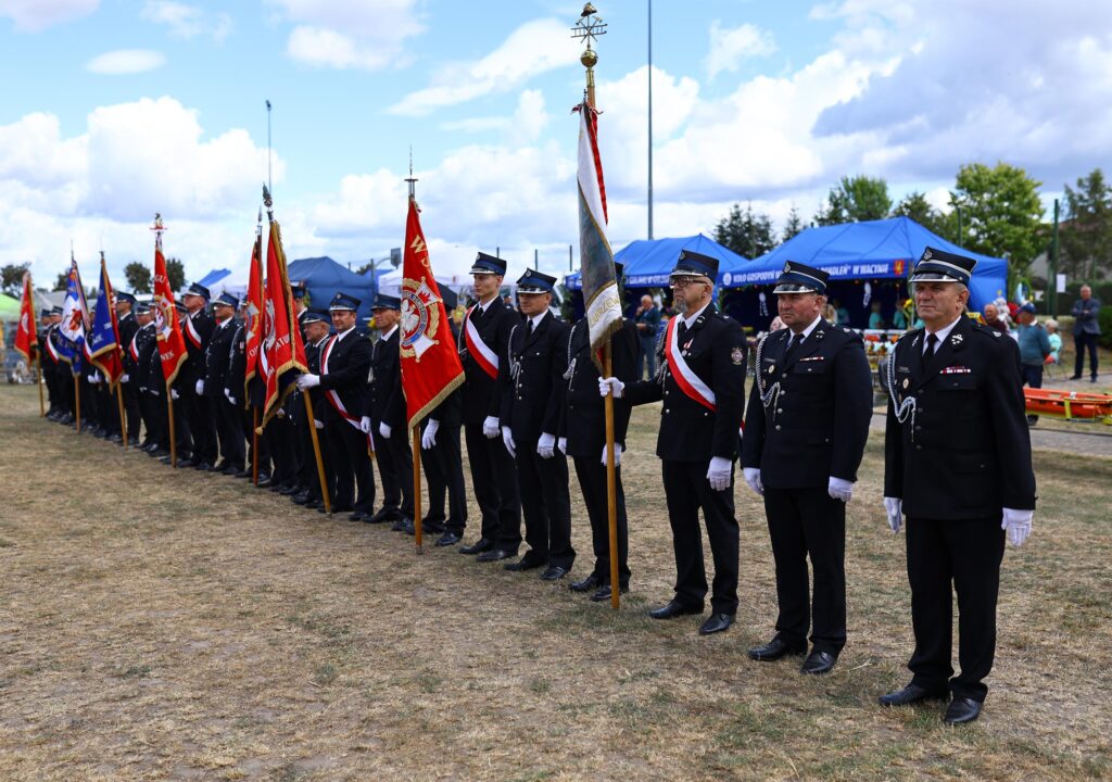 W rzędzie strażacy - w mundurach i ze sztandarami.