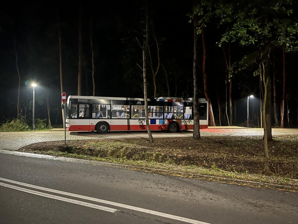 Autobus linii 6 na przystanku końcowym w Milejowicach ul. Kwiatowa po zmroku