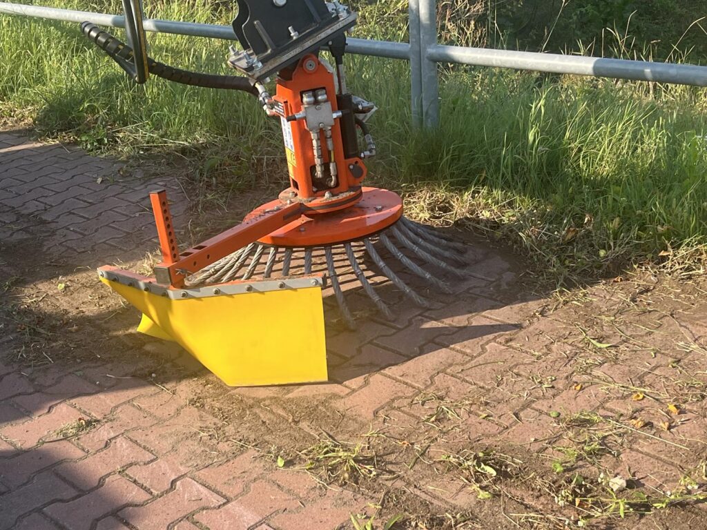 Odchwaszczanie chodnika z wykorzystanie nowego urządzenia.