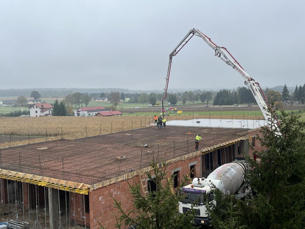 Na zdjęciu zalewanie stropu na żłobku w Zakrzewie w tle zabudowania