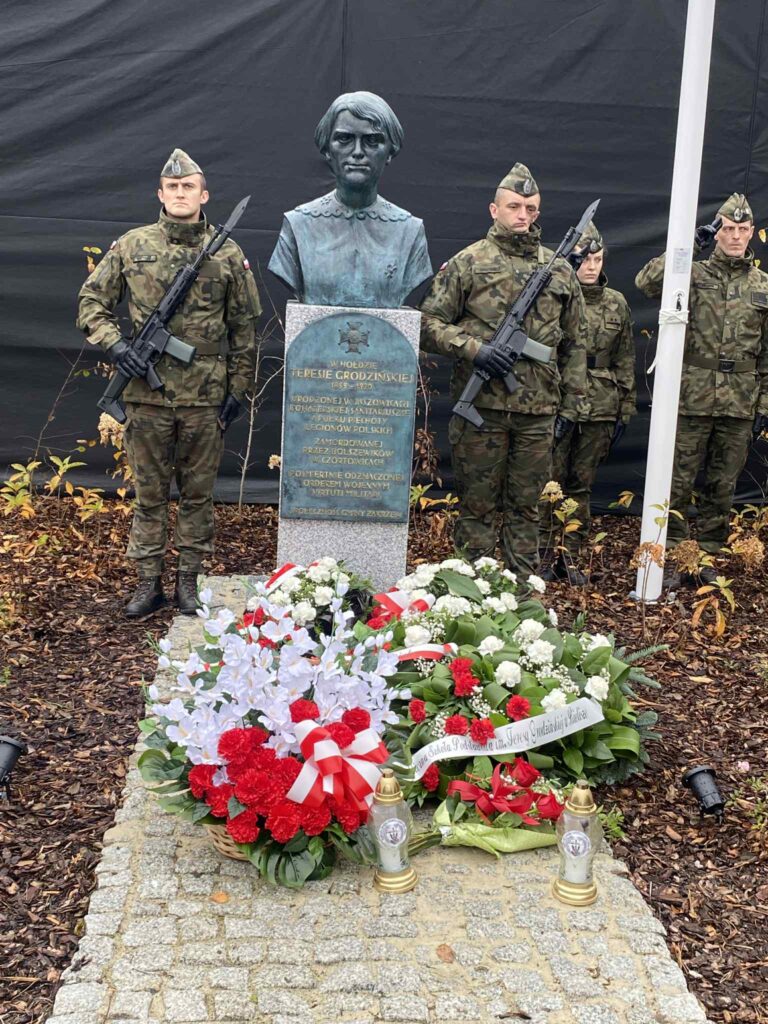 Popiersie Teresy Grodzinskiej, poniżej tablica pamiątkowa. Przed pomnikiem wieńce, po bokach warta żołnierska.