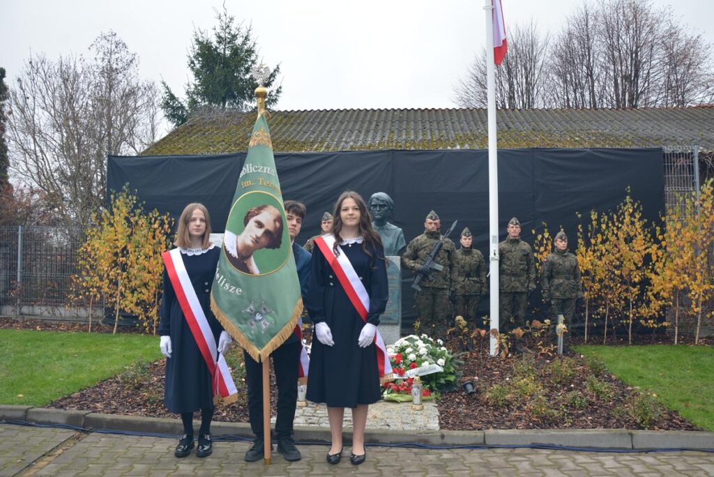 Poczet sztandarowy z PSP w Bielisze przed pomnikiem Teresy Grodzińskiej.