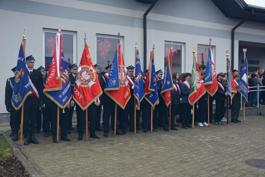 Poczty sztandarowe Ochotniczych Straży Pożarnych z terenu gminy.