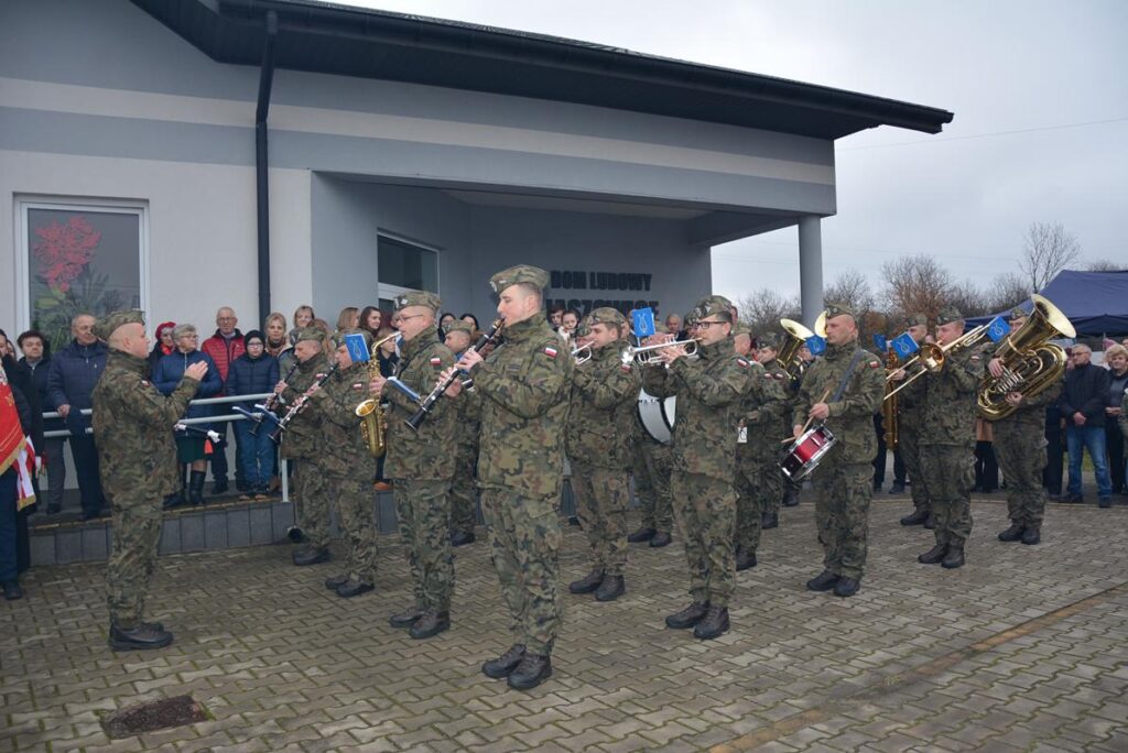 Grupa Orkiestry Wojskowej wykonująca wiązankę pieśni patrotycznych.