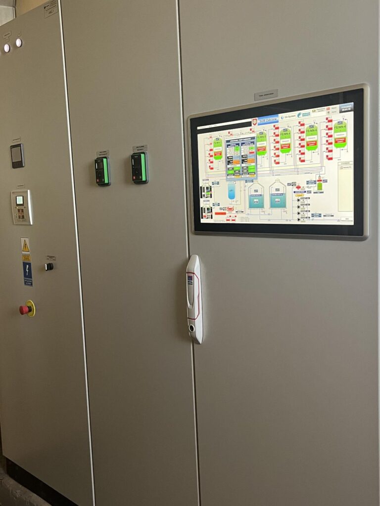 Na obrazku szafy sterownicze