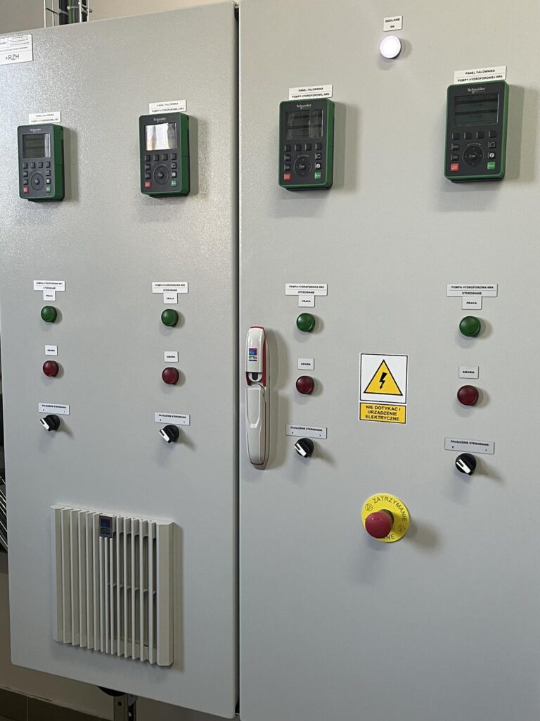 Na obrazku szafy sterownicze