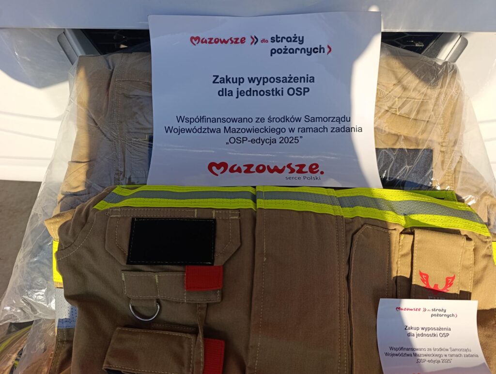 Nowe ubrania specjalne strażackie zapakowane w folię, z kartką informacyjną o dofinansowaniu z programu „Mazowsze dla straży pożarnych – OSP edycja 2025”